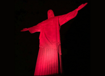 Cristo Redentor é iluminado em vermelho no Dia Mundial da Tuberculose